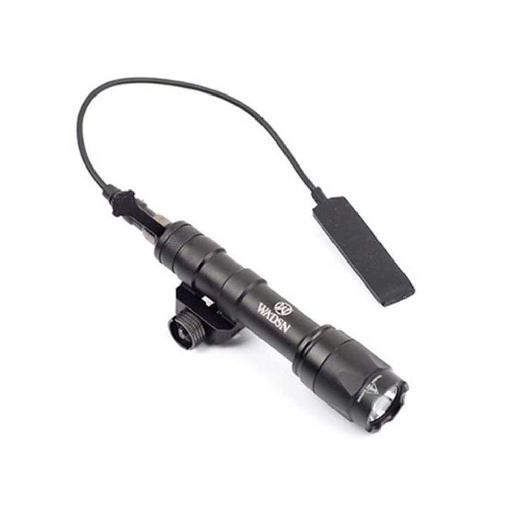 LINTERNA M600C C/PULSADOR NEGRA